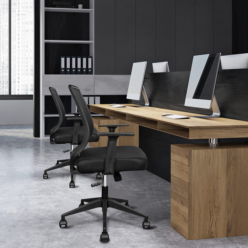 Silla de escritorio moderno de metal plateado con silla de conferencia de malla a mitad de devolución