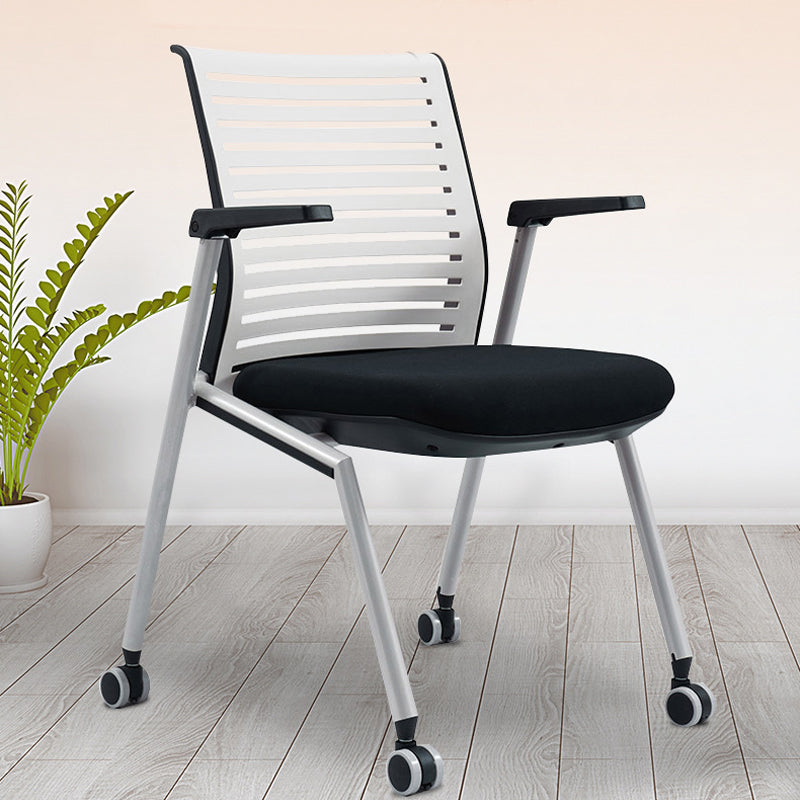 Silla de conferencia de plástico y nylon moderna con silla de oficina en casa en el centro de atrás