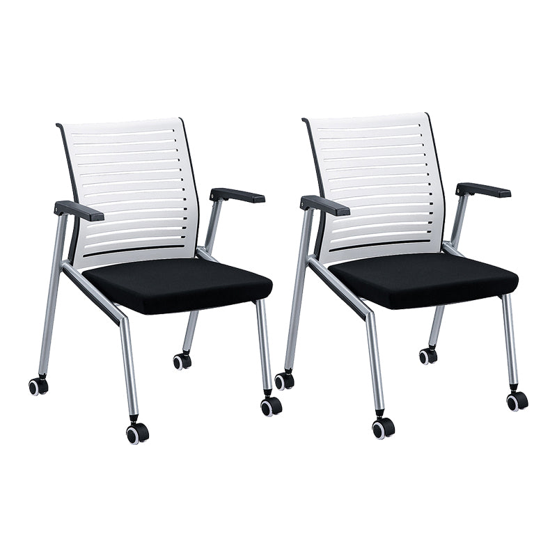 Silla de conferencia de plástico y nylon moderna con silla de oficina en casa en el centro de atrás