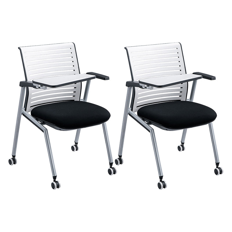 Silla de conferencia de plástico y nylon moderna con silla de oficina en casa en el centro de atrás