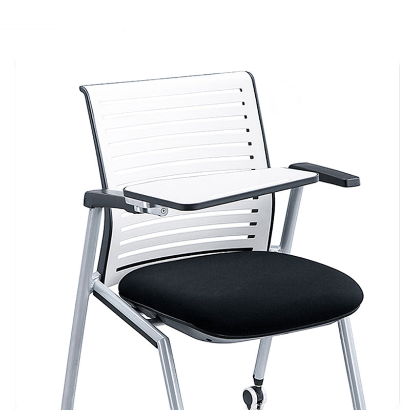 Silla de conferencia de plástico y nylon moderna con silla de oficina en casa en el centro de atrás