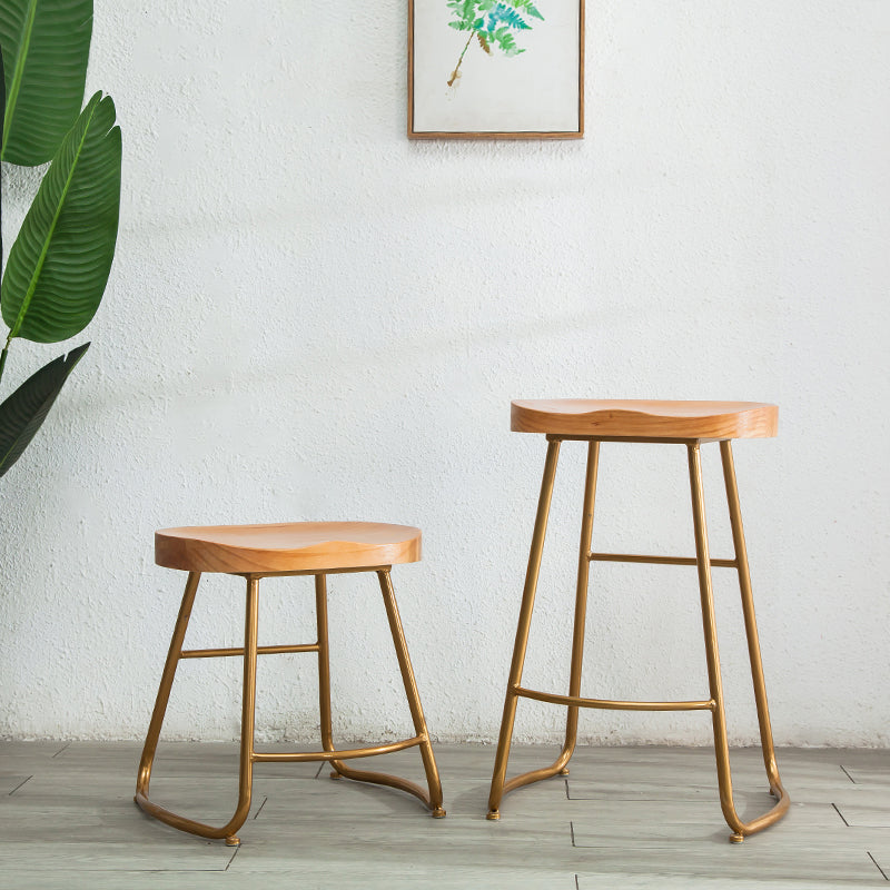 Moderno sgabello da barra da banco controponente senza braccio senza braccio con pedale e sedile in legno