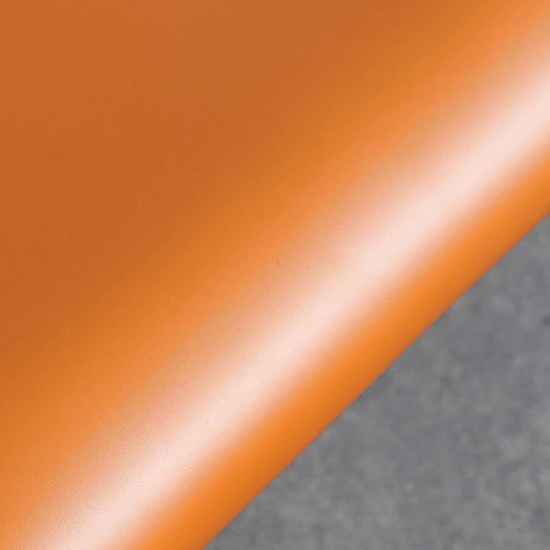 Silla lateral de ala de silla de comedor de cuero contemporánea en acabado mate con patas de acero