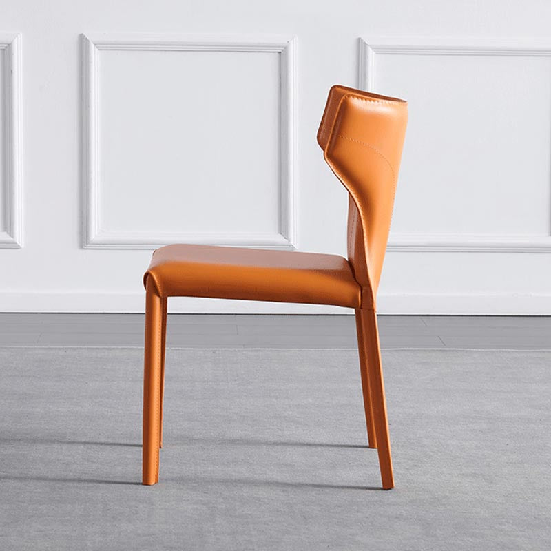 Silla lateral de ala de silla de comedor de cuero contemporánea en acabado mate con patas de acero