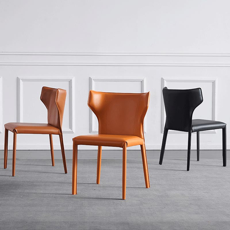 Silla lateral de ala de silla de comedor de cuero contemporánea en acabado mate con patas de acero