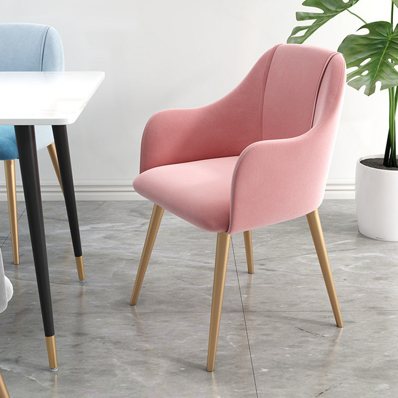 グラムダイニングアーム椅子布張りの腕の椅子と家のための金色の脚