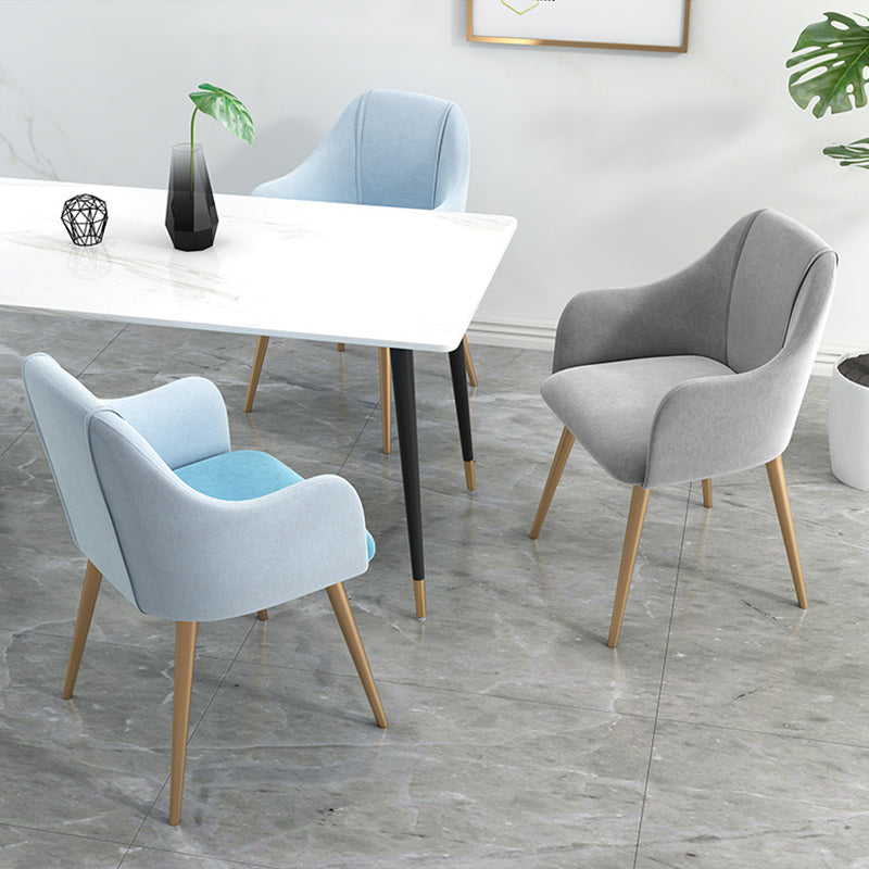 グラムダイニングアーム椅子布張りの腕の椅子と家のための金色の脚