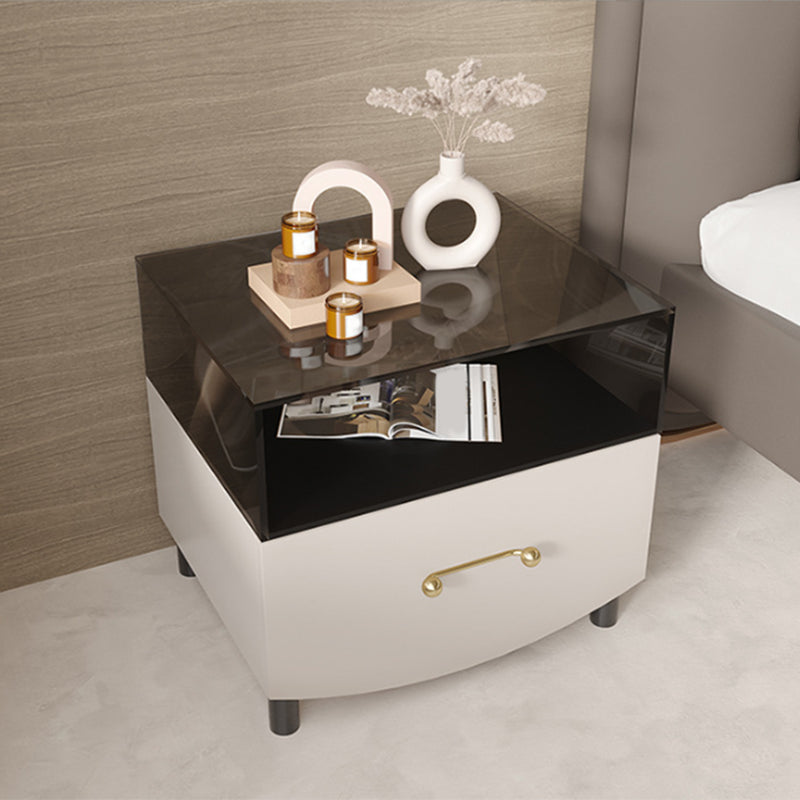 Nightand avec tiroir et étagère de 22 "" table de nuit en bois massif de haut avec les jambes