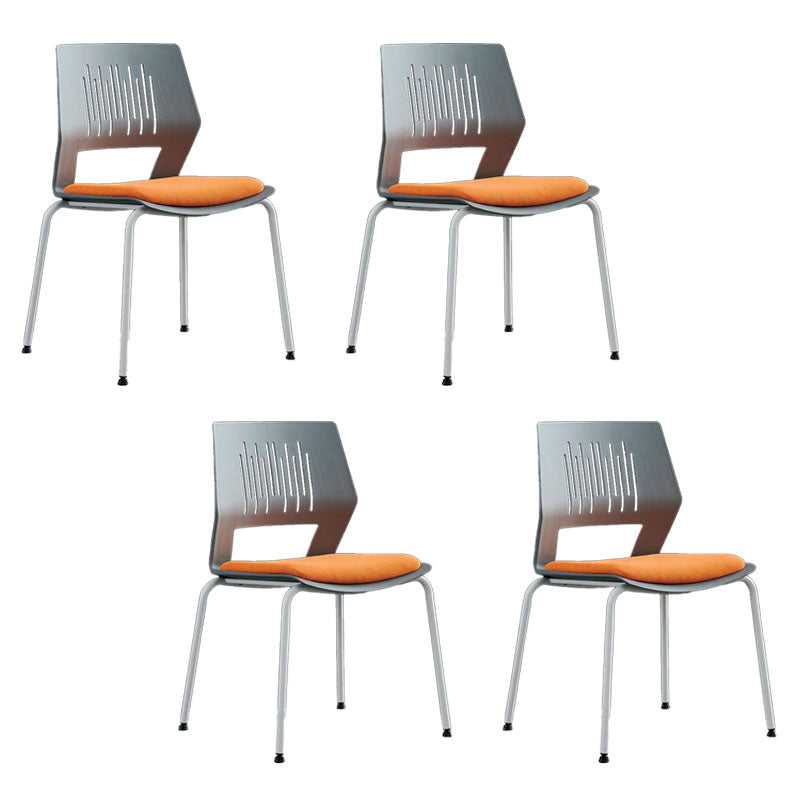 Silla de escritorio de plástico y malla moderna con silla de oficina en el hogar en la mitad