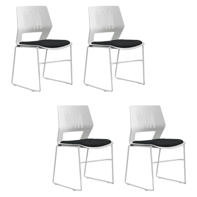 Silla de escritorio de plástico y malla moderna con silla de oficina en el hogar en la mitad