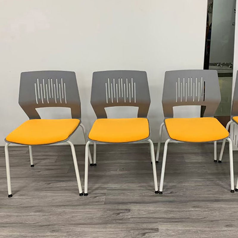 Silla de escritorio de plástico y malla moderna con silla de oficina en el hogar en la mitad