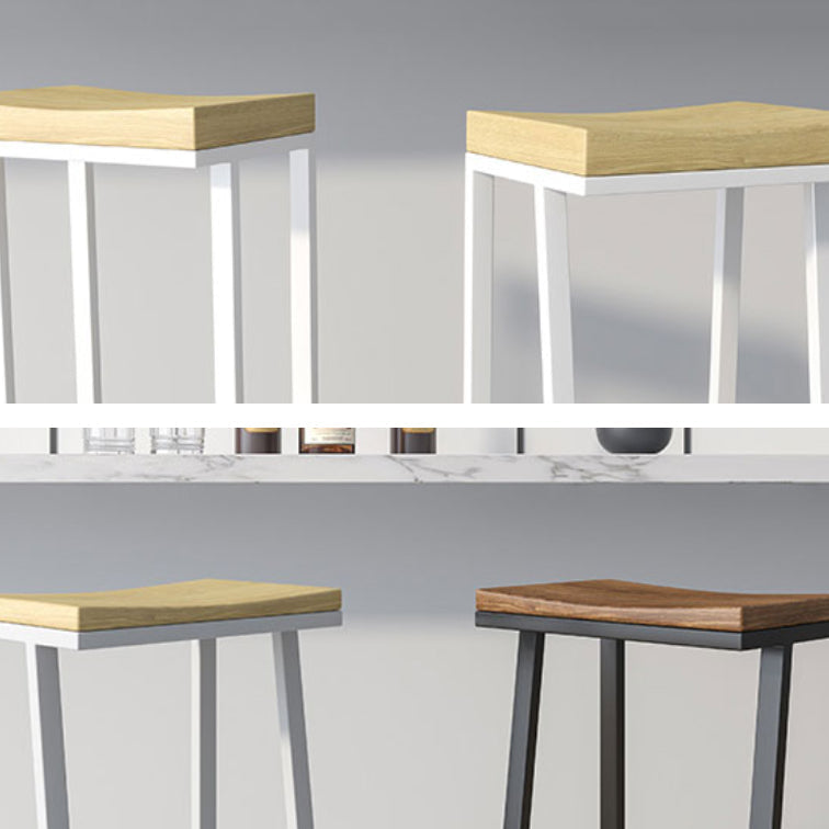 Moderne armloze backless aanrechtkruk IJzeren keukenbalk met houten stoel