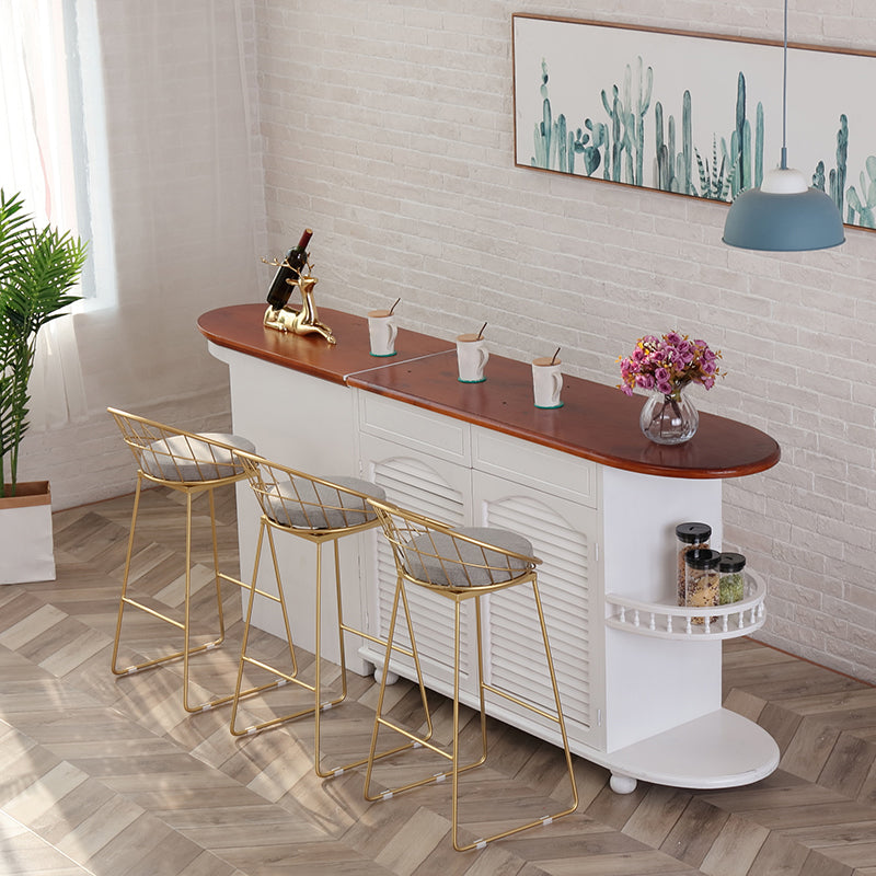 Moderno poggiapiedi poggiapiedi sgabello da bar sul secchio posteriore per caffetteria