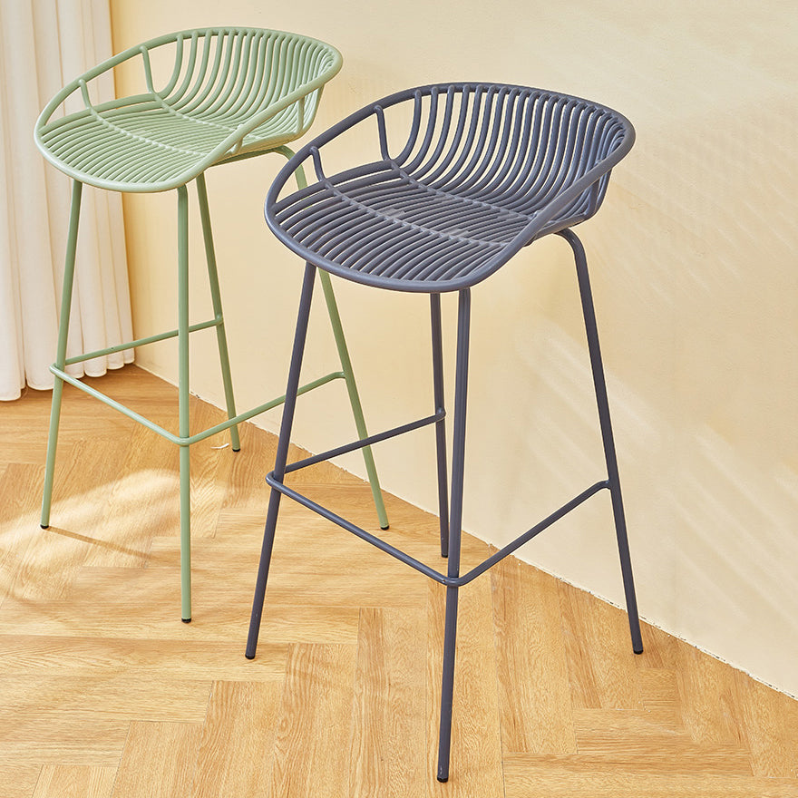 Barra baja moderna y taburetes de contador cubierta de metal de metal taburetes interiores