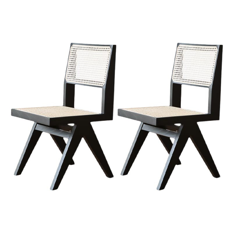 Eigentijdse rotan stoel met open rugleuning en zijmeubilair in matte afwerking voor binnen