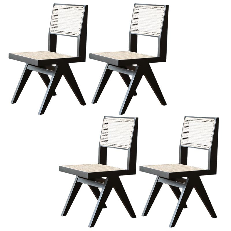 Eigentijdse rotan stoel met open rugleuning en zijmeubilair in matte afwerking voor binnen