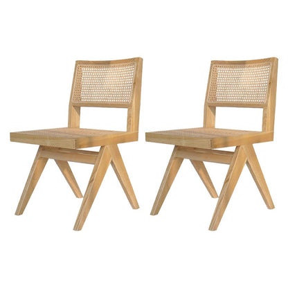 Eigentijdse rotan stoel met open rugleuning en zijmeubilair in matte afwerking voor binnen