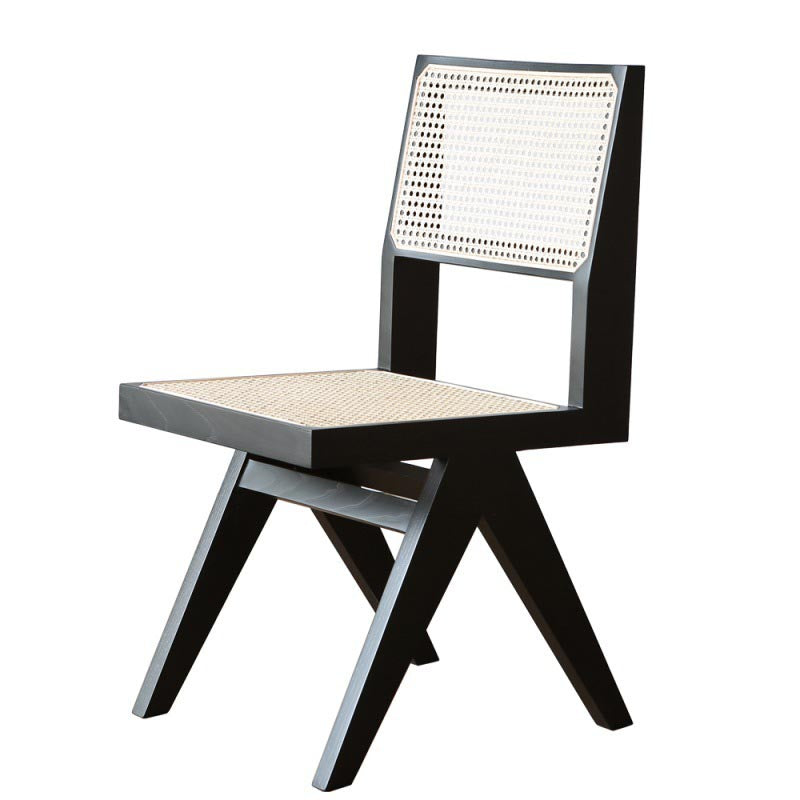 Eigentijdse rotan stoel met open rugleuning en zijmeubilair in matte afwerking voor binnen