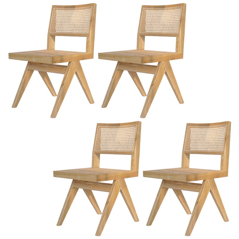 Eigentijdse rotan stoel met open rugleuning en zijmeubilair in matte afwerking voor binnen