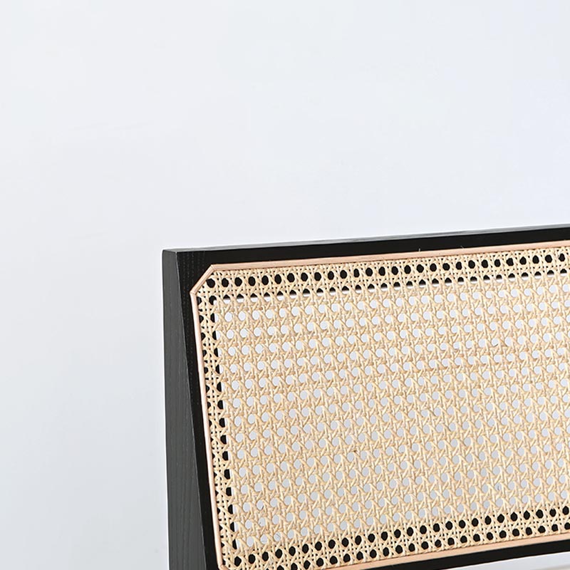 Eigentijdse rotan stoel met open rugleuning en zijmeubilair in matte afwerking voor binnen