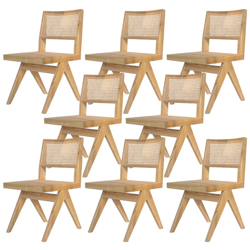 Eigentijdse rotan stoel met open rugleuning en zijmeubilair in matte afwerking voor binnen