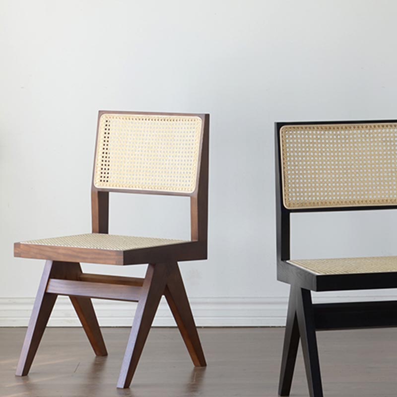 Eigentijdse rotan stoel met open rugleuning en zijmeubilair in matte afwerking voor binnen