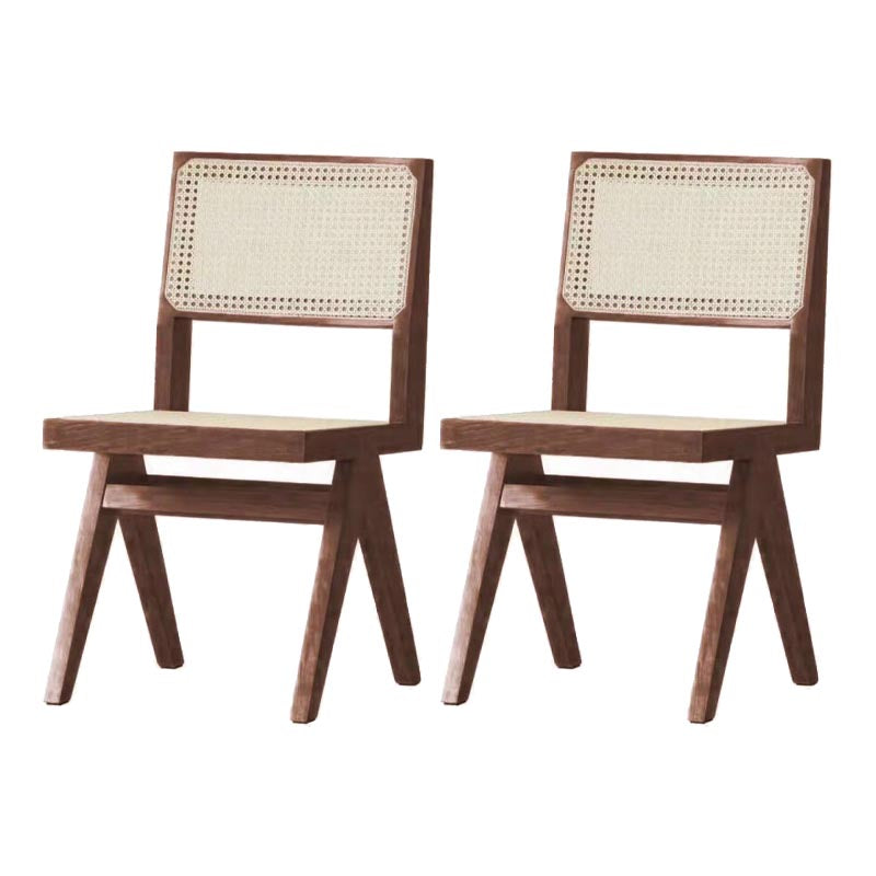 Eigentijdse rotan stoel met open rugleuning en zijmeubilair in matte afwerking voor binnen