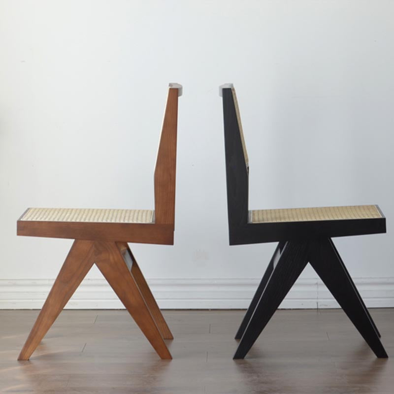 Eigentijdse rotan stoel met open rugleuning en zijmeubilair in matte afwerking voor binnen