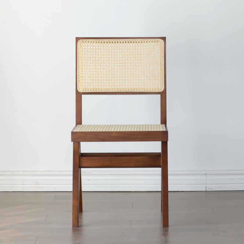 Eigentijdse rotan stoel met open rugleuning en zijmeubilair in matte afwerking voor binnen