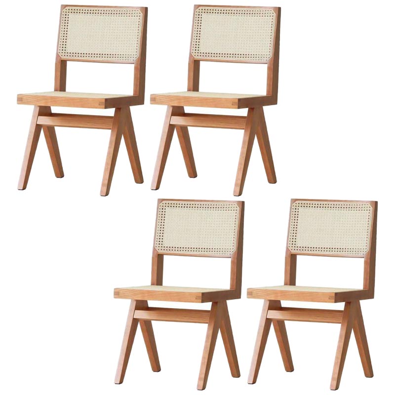 Eigentijdse rotan stoel met open rugleuning en zijmeubilair in matte afwerking voor binnen