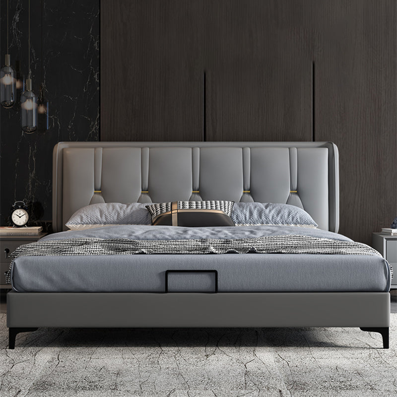 Letto standard grigio contemporaneo con letto trapuntato e gambe