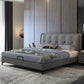 Letto standard grigio contemporaneo con letto trapuntato e gambe