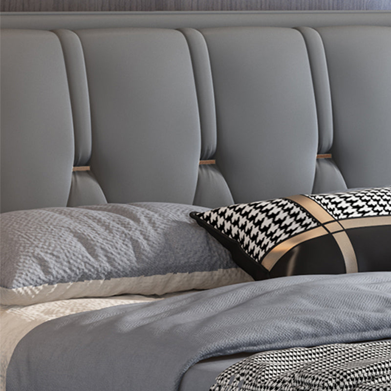 Letto standard grigio contemporaneo con letto trapuntato e gambe