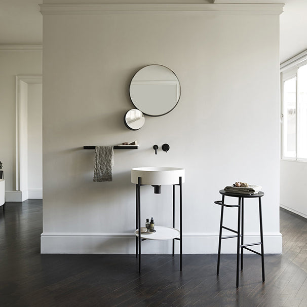 Sgabello da bar in legno con barra rotonda contemporanea con gambe metalliche