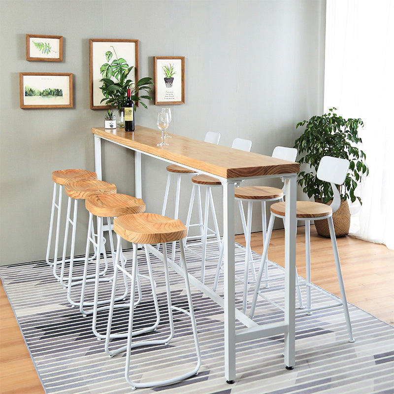 Luxe rechthoek vaste houten staaftafel set 1/4 stukken tegen tafel met zwarte ontlasting