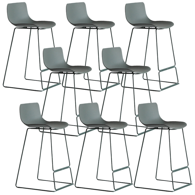 Sgabello da bar in plastica in plastica da bar in stile moderno con gambe metalliche per la casa