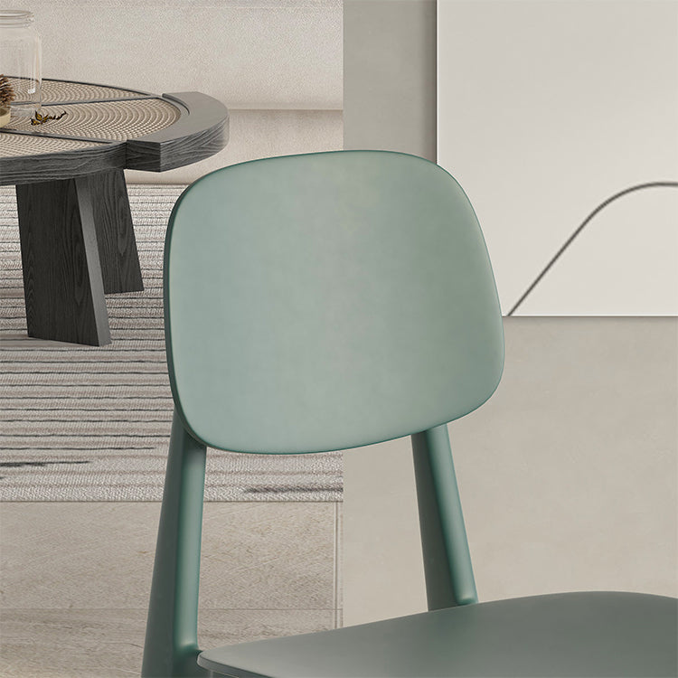 Muebles de comedor de plástico modernos en el acabado mate para la cocina.