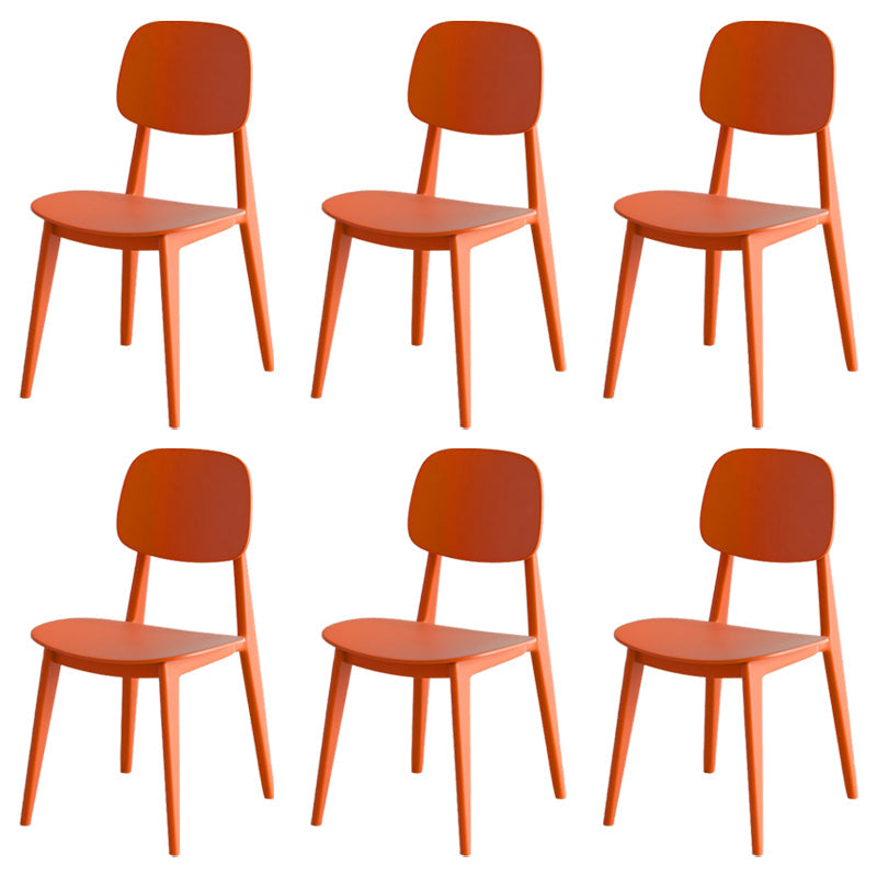 Muebles de comedor de plástico modernos en el acabado mate para la cocina.