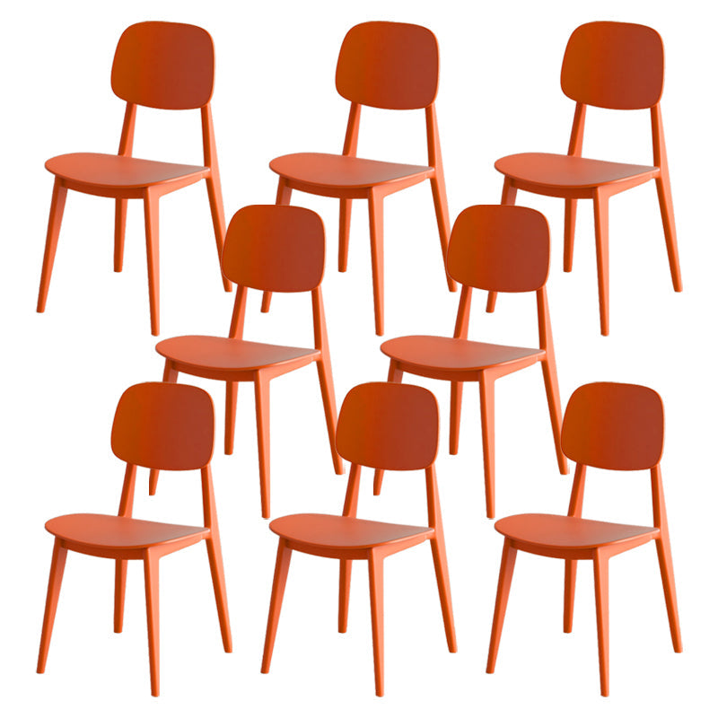 Muebles de comedor de plástico modernos en el acabado mate para la cocina.