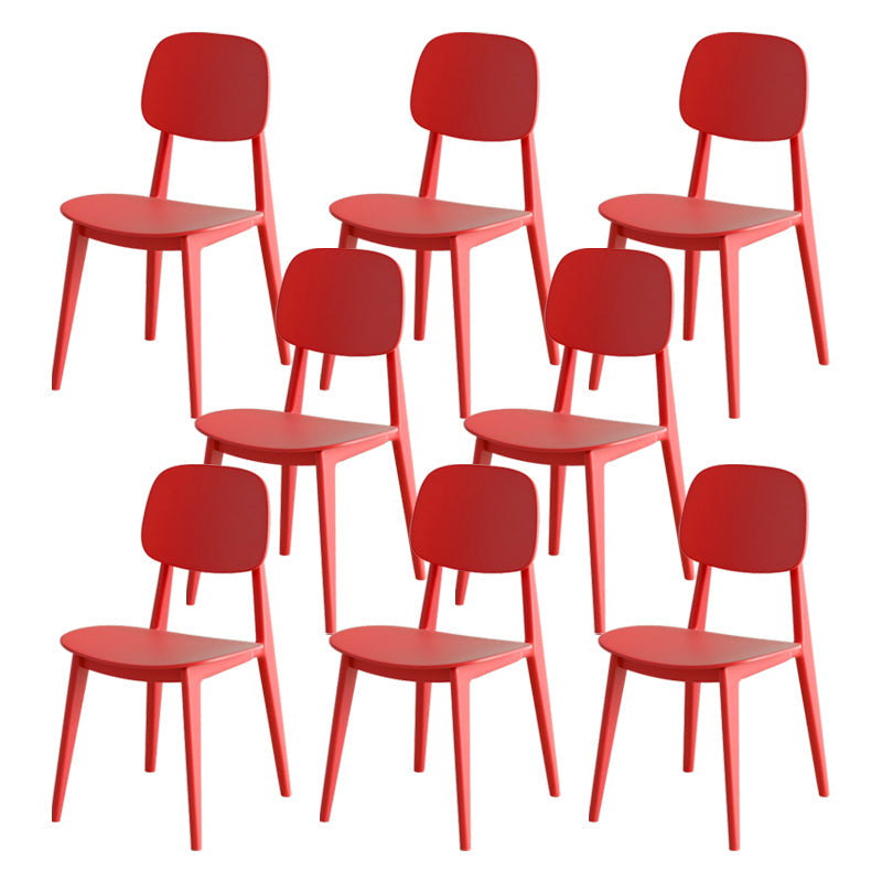 Muebles de comedor de plástico modernos en el acabado mate para la cocina.