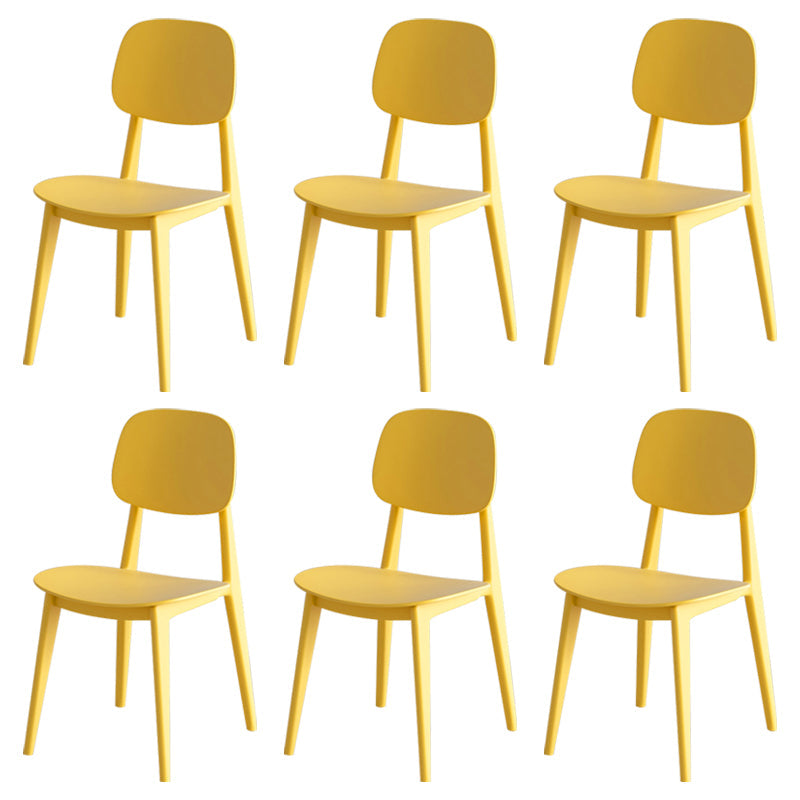 Muebles de comedor de plástico modernos en el acabado mate para la cocina.