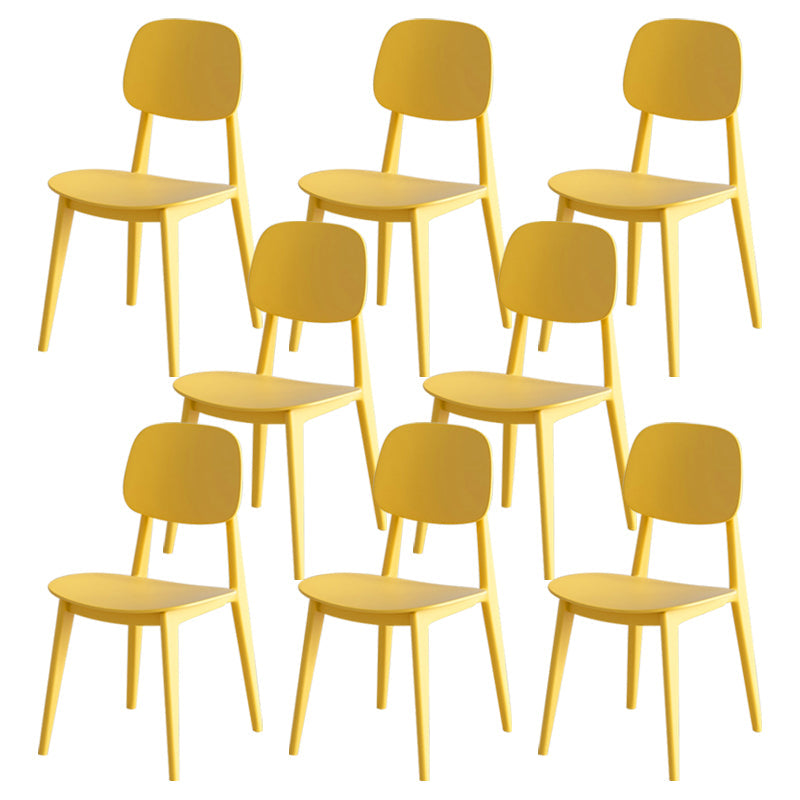 Muebles de comedor de plástico modernos en el acabado mate para la cocina.