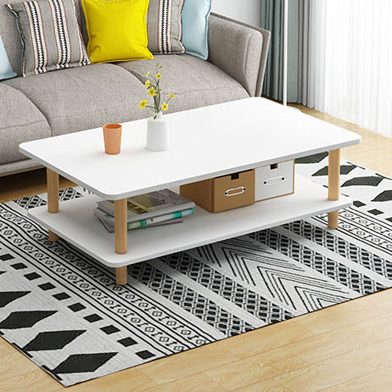 Tavolino moderno di legno con 4 gambe in legno naturale e conservazione