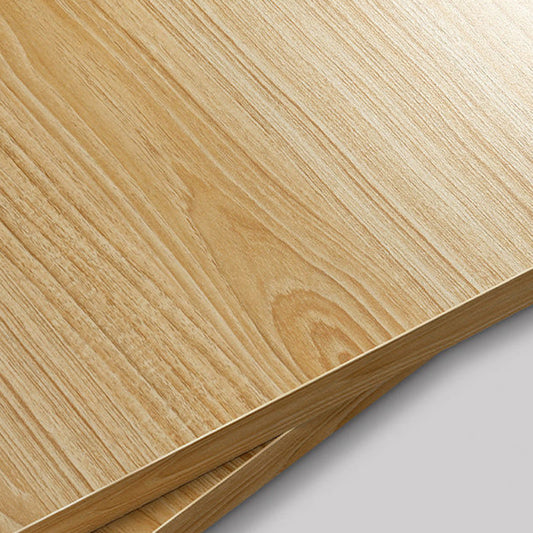 Tavolino moderno di legno con 4 gambe in legno naturale e conservazione