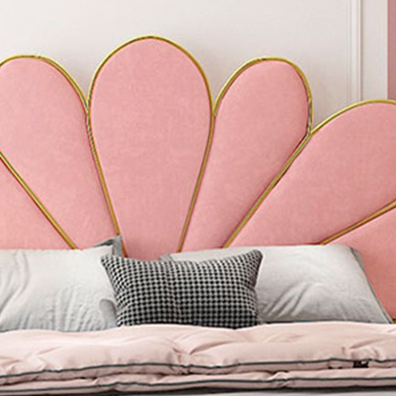 Letto imbottito con telaio in metallo testiera in oro