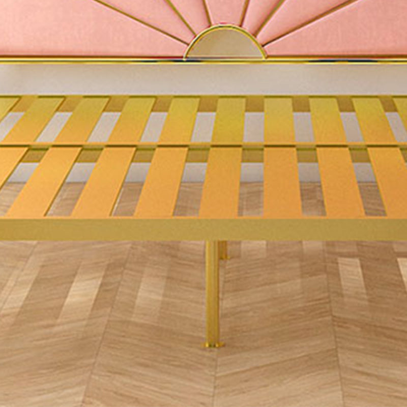Letto imbottito con telaio in metallo testiera in oro