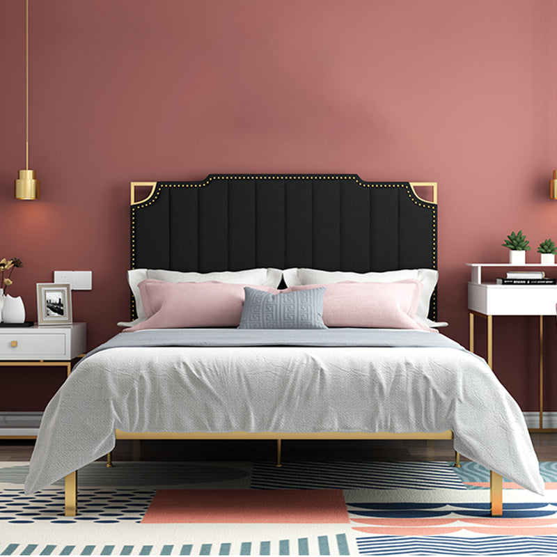 Letto rivestito in un chiodo con telaio in metallo in metallo in oro