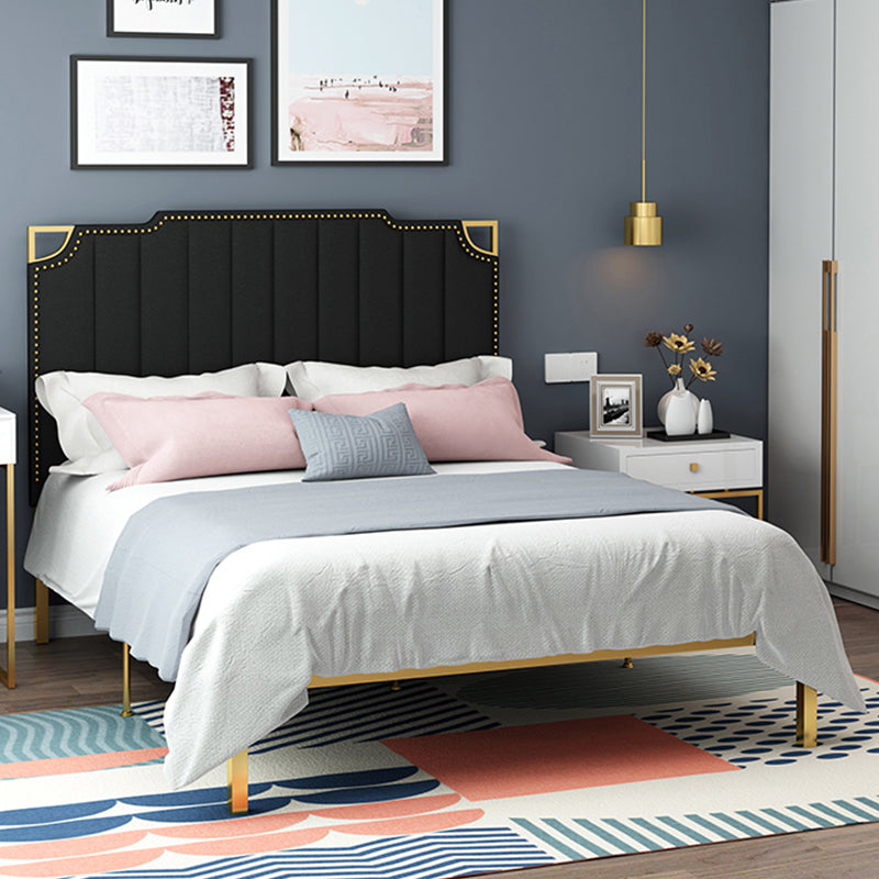 Letto rivestito in un chiodo con telaio in metallo in metallo in oro