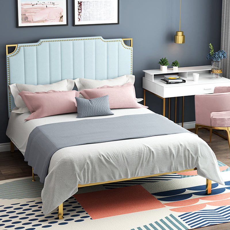 Letto rivestito in un chiodo con telaio in metallo in metallo in oro