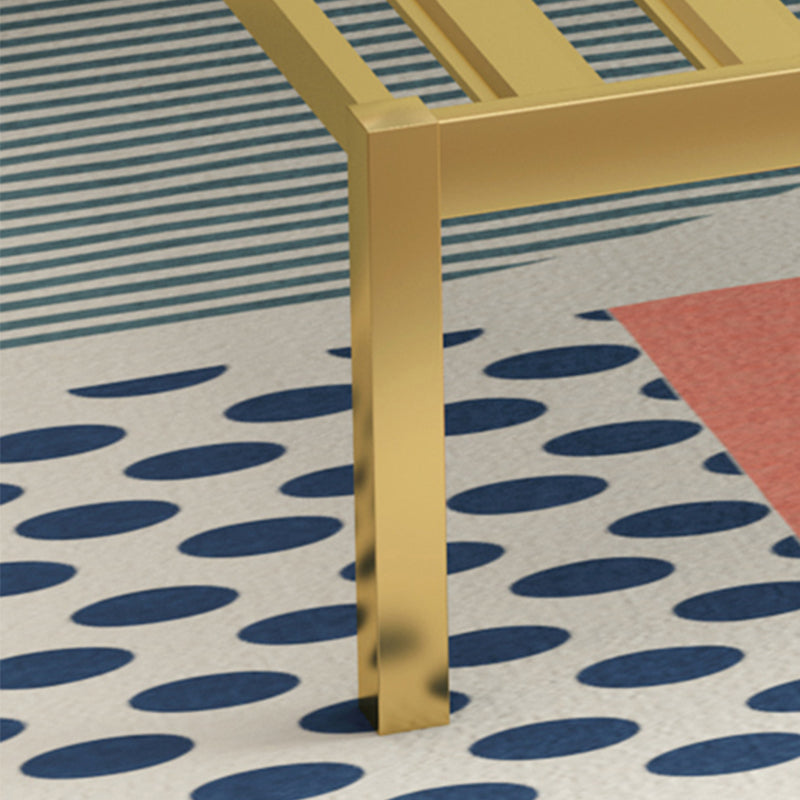 Letto rivestito in un chiodo con telaio in metallo in metallo in oro